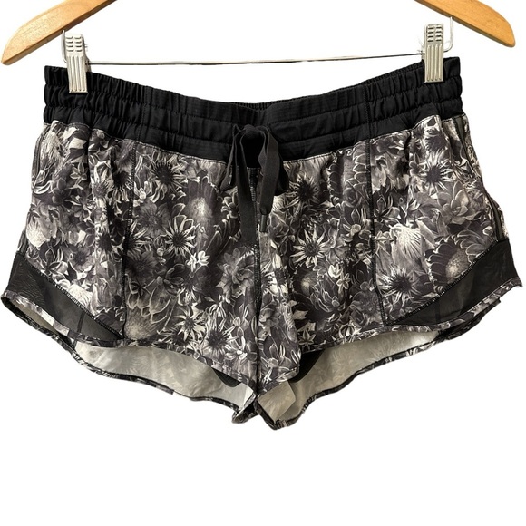 EUC Lululemon Hotty Hot Short- Women’s Size 10 - Picture 4 of 10